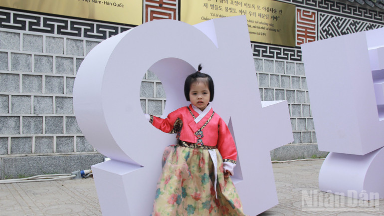Gadis kecil berpose dalam pakaian tradisional Korea. ndo_br_7.png