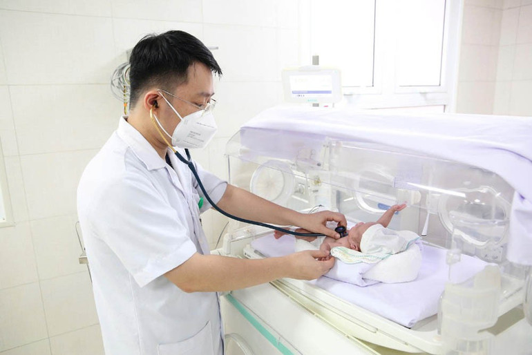 Bé gái sinh non ở tuần thai thứ 24, nặng 550gram được nuôi dưỡng thành công tại Bệnh viện Sản Nhi Phú Thọ. 38.jpg