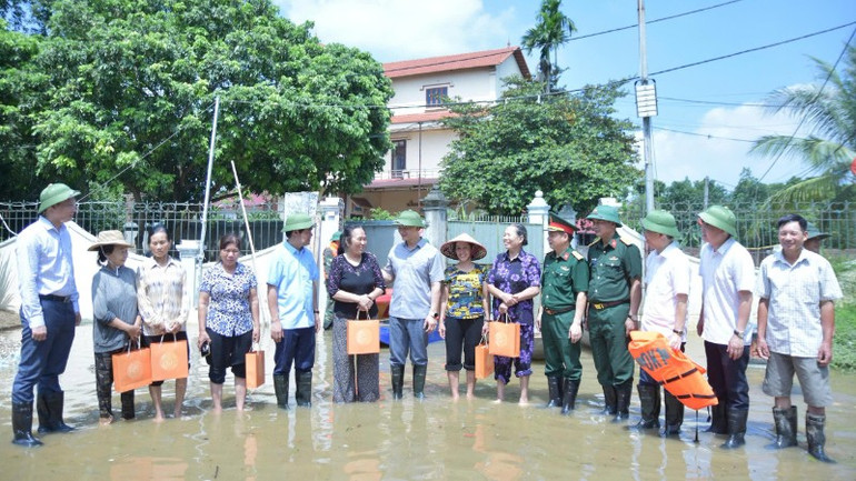 Lãnh đạo tỉnh thăm hỏi, động viên vùng lũ. 2c9cc35185d80f8656c9-4982.jpg