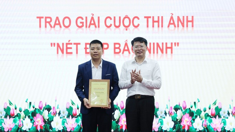 Tổng Biên tập Báo và Phát thanh, Truyền hình Bắc Ninh Nguyễn Trung Hiền trao giải Nhất cho tác giả Trương Xuân Thắng. 6o0a0449-9241.jpg