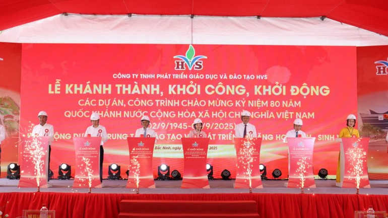 Các đại biểu nhấn nút khởi công dự án. khoi-cong-vo-cuong-137.jpg