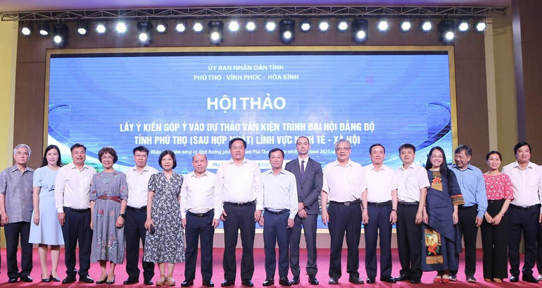 Lãnh đạo ba tỉnh Phú Thọ, Vĩnh Phúc và Hòa Bình chụp ảnh với các chuyên gia, nhà khoa học. 15.jpg