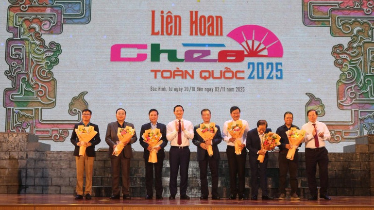 Leaders of Bac Ninh province and the Ministry of Culture, Sports and Tourism presented flowers to the units. 10efa7b27365fe3ba774-341.jpg