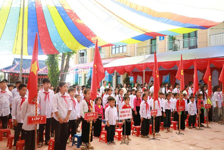 Học sinh tiểu học và trung học cơ sở điểm trường vùng cao Ba Khan, xã Tân Mai hân hoan chào đón năm học mới. 5.jpg