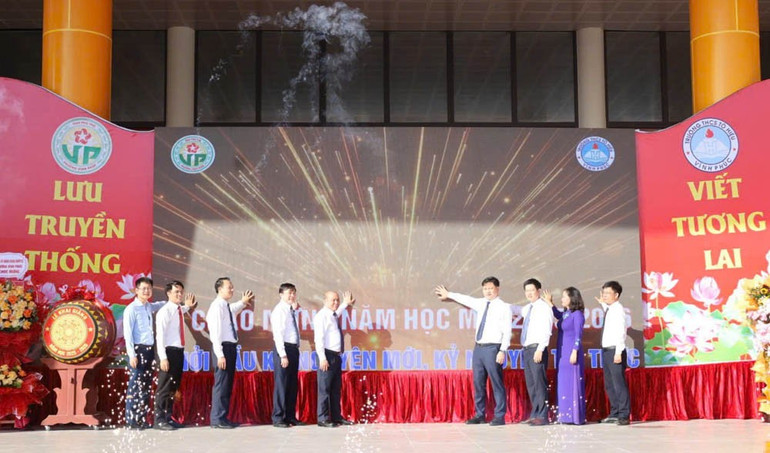 Phó Bí thư Tỉnh ủy Phú Thọ Bùi Đức Hinh và các đại biểu ấn nút khởi động hoạt động Trường trung học cơ sở Tô Hiệu, phường Vĩnh Phúc. Đây là ngôi trường mới được hoàn thành và đưa vào sử dụng trị giá 195 tỷ đồng, đáp ứng quy mô 1.100 học sinh. 1.jpg