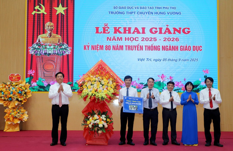 Chủ tịch Ủy ban nhân dân tỉnh Phú Thọ Trần Duy Đông tặng hoa và trao máy tính cho Trường trung học phổ thông chuyên Hùng Vương. 3.jpg