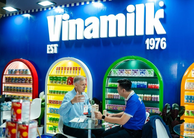 Vinamilk gặp gỡ, làm việc với nhiều đối tác đến từ các nước trong khu vực châu Á và Âu–Mỹ trong các hoạt động xúc tiến thương mại quốc tế. (Ảnh: VI NAM) 2-4482.jpg