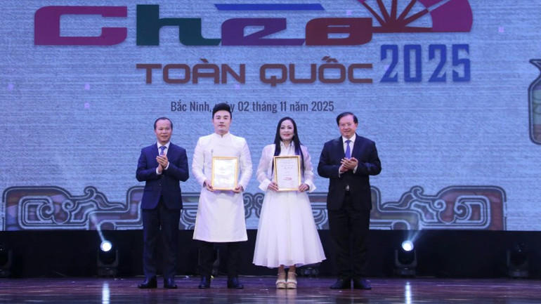 Ministrul adjunct al Culturii, Sportului și Turismului, șeful Comitetului Director al Festivalului, Ta Quang Dong, și vicepreședintele permanent al Comitetului Popular al provinciei Bac Ninh, Mai Son, au înmânat premiile de excelență actorilor, atât masculin, cât și feminin. 6ce97da424f7a8a9f1e6-6160.jpg