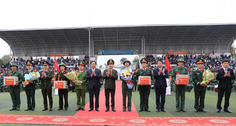 Chủ tịch Ủy ban nhân dân tỉnh Phú Thọ Trần Duy Đông và các đại biểu tặng quà động viên các tân binh khu vực Lâm Thao lên đường nhập ngũ.