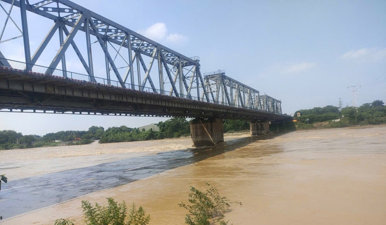Nước sông Lô khu vực cầu Việt Trì dâng cao, chảy xiết nguy hiểm cho tàu thuyền khi lưu thông qua đây. 53.jpg