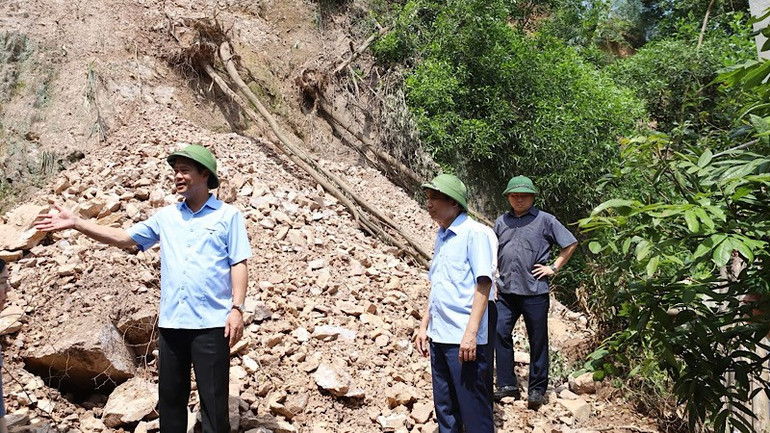 Phó Chủ tịch Lê Xuân Lợi kiểm tra khu vực sạt lở núi tại phường Yên Dũng. img-2025-07-19-190221.jpg