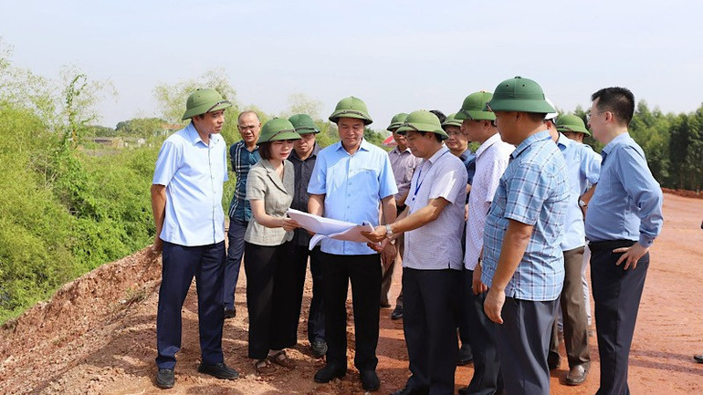 Kiểm tra sự cố sạt lở đê tại xã Mỹ Thái. ( Ảnh: Cổng thông tin điện tử tỉnh). img-2025-07-19-195621.jpg