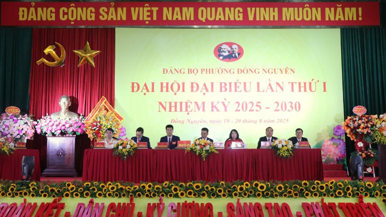 Đoàn Chủ tịch điều hành đại hội. 7d03233797db1f8546ca-4109.jpg