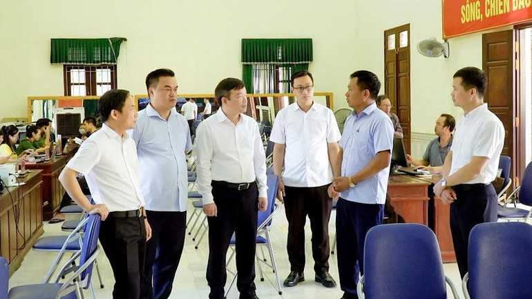 Lãnh đạo phường Từ Sơn trực tiếp kiểm tra tại điểm hỗ trợ lưu động. img-2025-08-02-154113.jpg