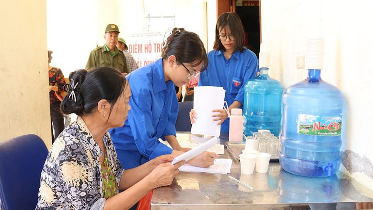 Các đoàn viên thanh niên tham gia hướng dẫn, hỗ trợ người dân. img-2025-08-02-154150.jpg