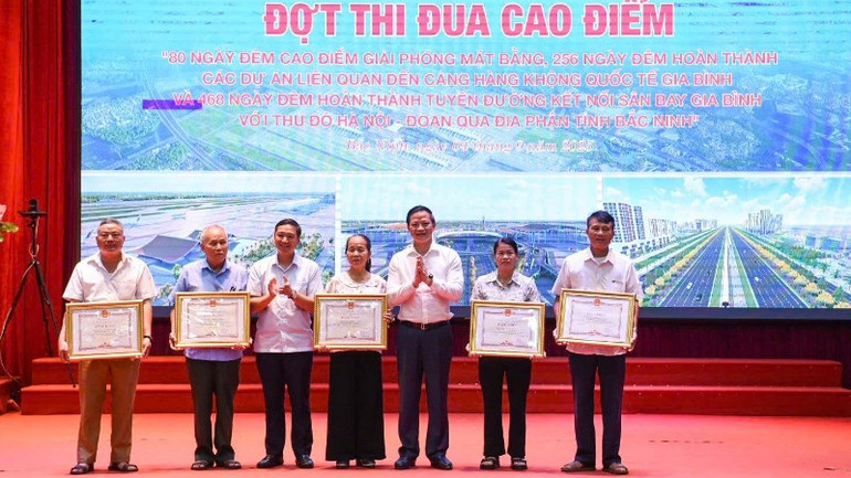 Lãnh đạo tỉnh Bắc Ninh trao Bằng khen tặng 5 gia đình có thành tích tiêu biểu trong công tác phối hợp bàn giao giải phóng mặt bằng phục vụ dự án. ba84aec6-2b05-4145-ab8e-76b1beb3c365-2706.jpg