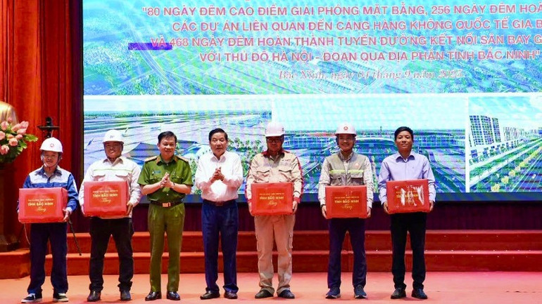 Bí thư Tỉnh ủy Bắc Ninh và Phó Tư lệnh Cảnh sát cơ động tặng quà nhà đầu tư và các công nhân. 73e5c801-a46f-492a-bb45-d2feb00fe9b2-8430.jpg