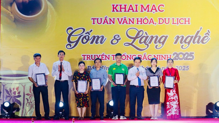 Ban Tổ chức trao chứng nhận tặng các đơn vị tham gia. img-2025-06-18-215843.jpg