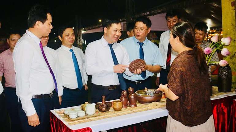 Các đại biểu và du khách đi thăm các gian hàng. unnamed-4.jpg
