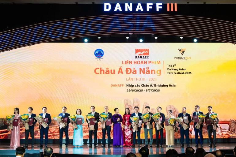 Ông Đỗ Thanh Tuấn - đại diện Vinamilk (thứ 3 từ trái sang) đại diện nhận hoa và thư cảm ơn từ Ban tổ chức DANAFF III. (Ảnh: THÀNH HUY) 3-2534.jpg