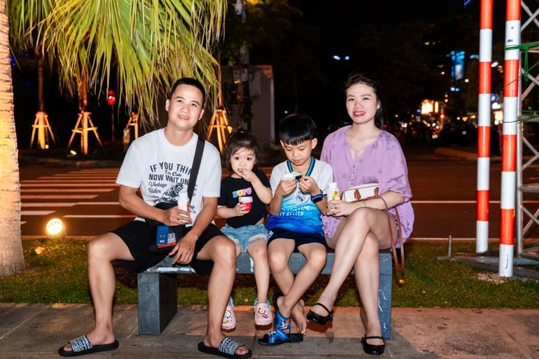 Các sản phẩm sữa chua Vinamilk đồng hành cùng người dân tại các điểm chiếu phim ngoài trời diễn ra xuyên suốt DANAFF III. anh-6d.jpg