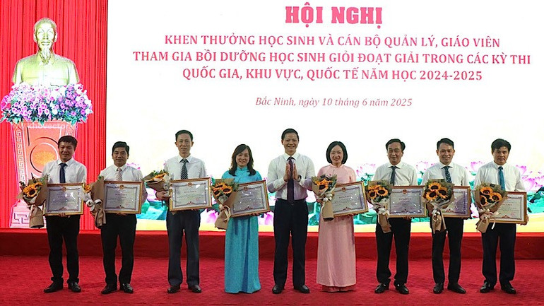 Chủ tịch Ủy ban nhân dân tỉnh Vương Quốc Tuấn tặng Bằng khen tới các cán bộ, quản lý có nhiều thành tích trong bồi dưỡng các đội tuyển. img-2025-06-10-184249.jpg