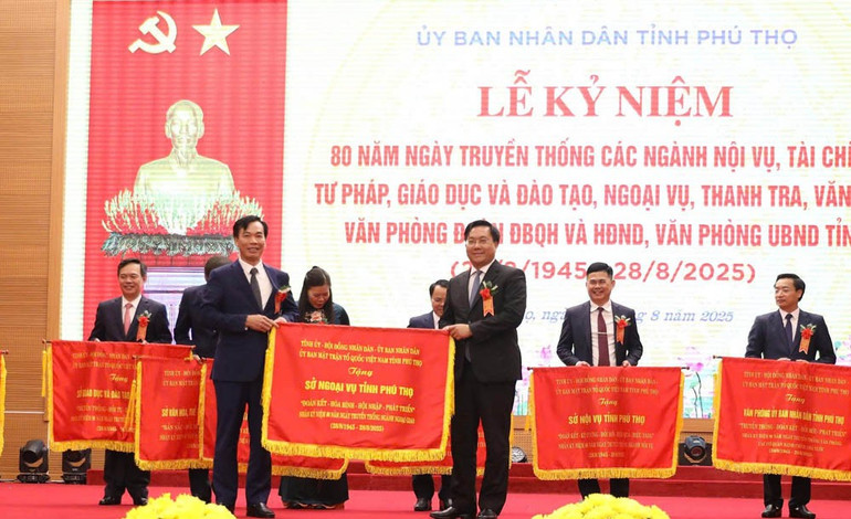 Chủ tịch Ủy ban nhân dân tỉnh Phú Thọ Trần Duy Đông trao tặng bức trướng cho các ngành khối cơ quan Nhà nước. 51.jpg