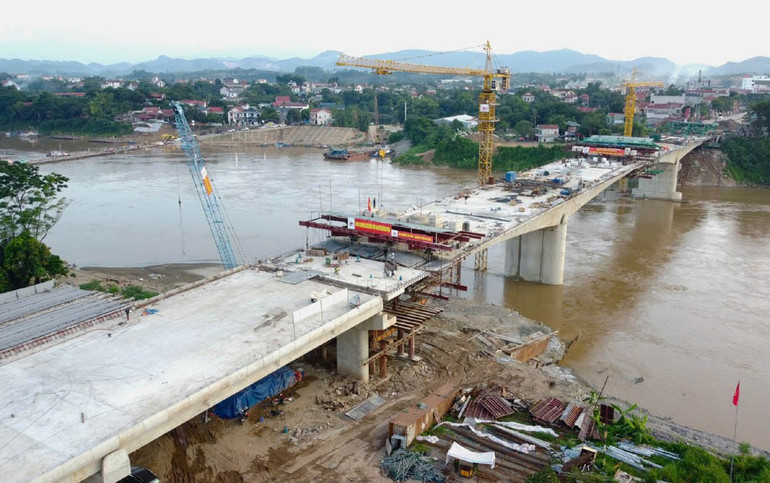 Cầu Phong Châu được xây dựng vượt kế hoạch đề ra. 45.jpg