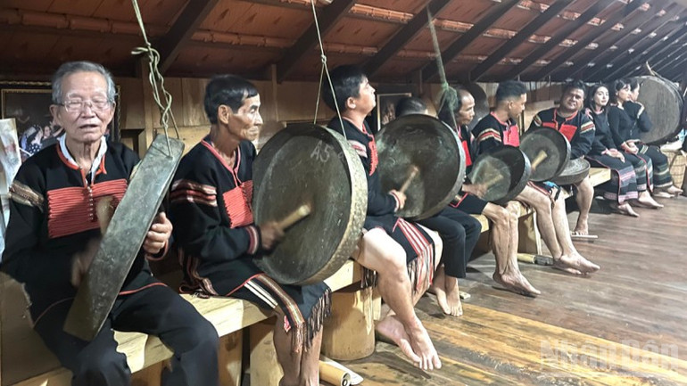 Central Highlands gongs participate in the World Cultural Festival in Hanoi. ndo_br_tempimagebnmxxy-1907.jpg