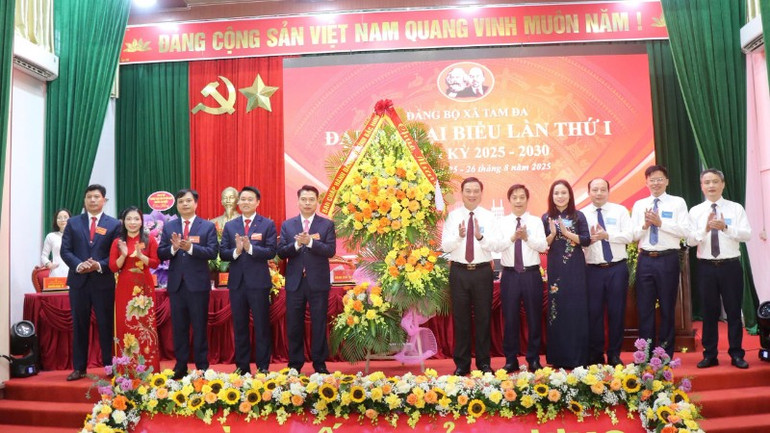 Các đồng chí lãnh đạo tỉnh tặng hoa chúc mừng đại hội. 4151b9c3ce7c46221f6d-8993.jpg