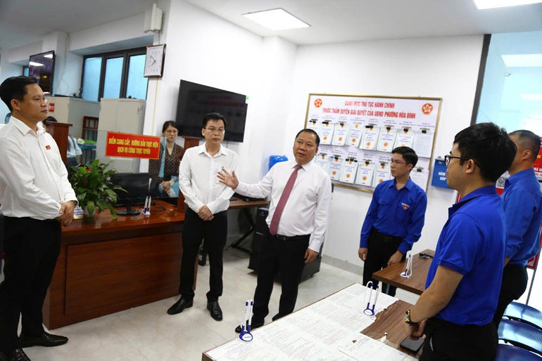 Phó Bí thư Thường trực Tỉnh ủy Phú Thọ Nguyễn Phi Long trao đổi với các cán bộ Trung tâm phục vụ hành chính công phường Hòa Bình. 31.jpg