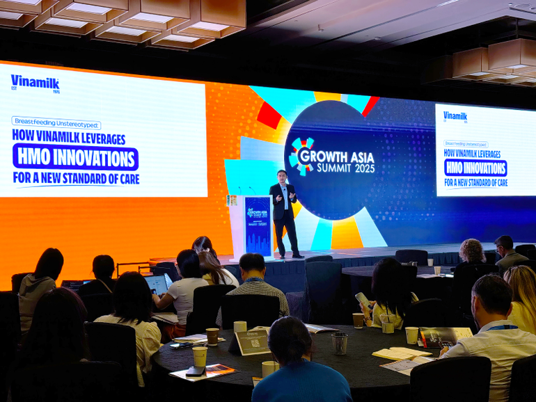 Đại diện Vinamilk, ông Nguyễn Quang Trí - Giám đốc điều hành Marketing - chia sẻ về đột phát 6 HMO trong sản phẩm sữa bột trẻ em Vinamilk Optimums tại diễn đàn lớn nhất châu Á về cơ hội phát triển trong ngành thực phẩm, đồ uống và dinh dưỡng. (Ảnh: HỒNG NHÂN) 1.png