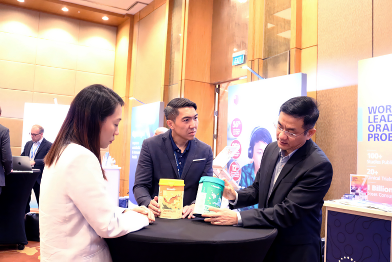 Ông Nguyễn Quang Trí - Giám đốc điều hành Marketing Vinamilk (ngoài cùng bên phải) chia sẻ về đột phá 6 HMO với các khách mời tại Diễn đàn Phát triển châu Á 2025. (Ảnh: HỒNG NHÂN) 32.png