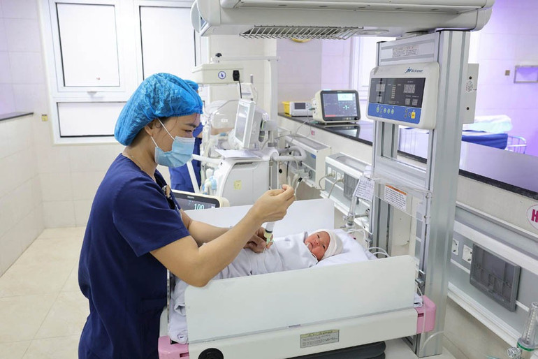 Các y, bác sỹ Bệnh viện Sản Nhi Phú Thọ chăm sóc và theo dõi sức khỏe cho con sản phụ P.T.N.A. 57.jpg