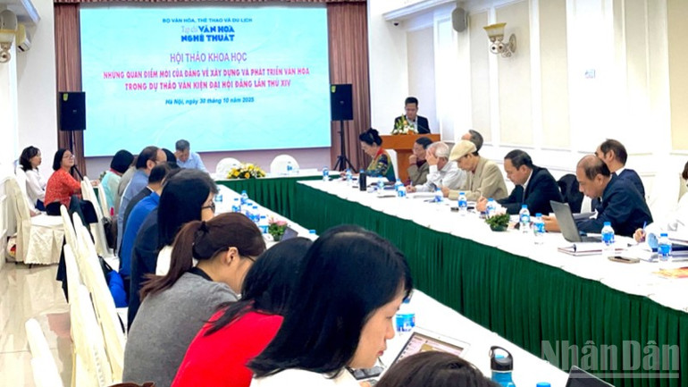 Tổng Biên tập Tạp chí Văn hóa nghệ thuật Hoàng Hà phát biểu khai mạc hội thảo. ndo_br_tempimageyr0hnf-3540.jpg