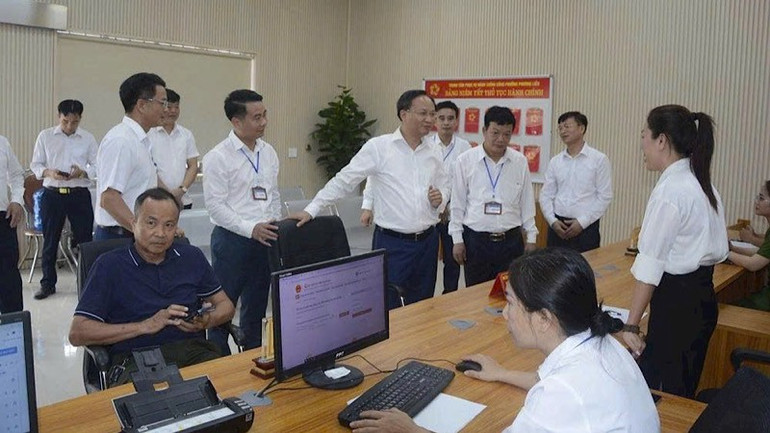 Các đồng chí lãnh đạo tỉnh tới động viên, kiểm tra tại Trung tâm phục vụ hành chính công phường Phương Liễu. img-2025-07-10-140028.jpg