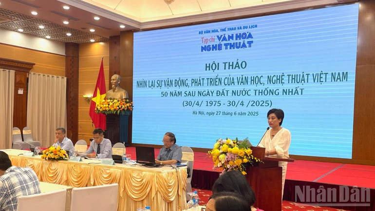 Nghệ sĩ Nhân dân Trần Ly Ly, Chủ tịch Hội đồng trường Học viện Múa Việt Nam trình bày tham luận. ndo_br_img-9453-3175.jpg