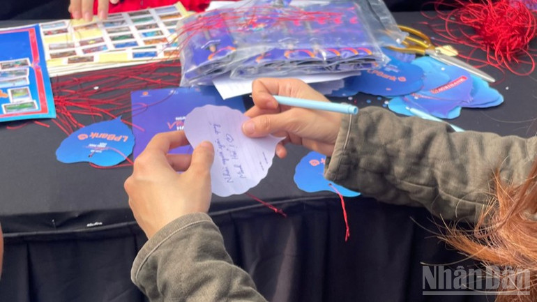 បន្ទាត់រក្សាអារម្មណ៍កក់ក្តៅ។ ndo_br_tempimageqvcj2c-1269.jpg