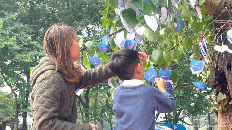 ពេលរីករាយ។ ndo_br_tempimagexwnvl1-5092.jpg