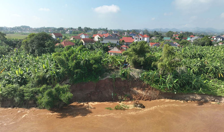 Nhiều điểm sạt lở đang dần ăn sâu vào sát nhà dân. 61.jpg