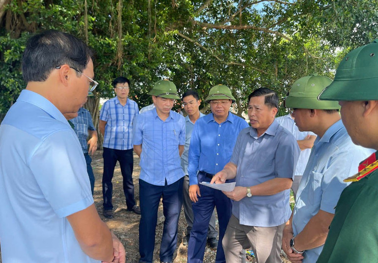 Lãnh đạo tỉnh Phú Thọ kiểm tra thực tế tại các điểm sạt lở thuộc địa bàn xã Tam Nông. 60.jpg