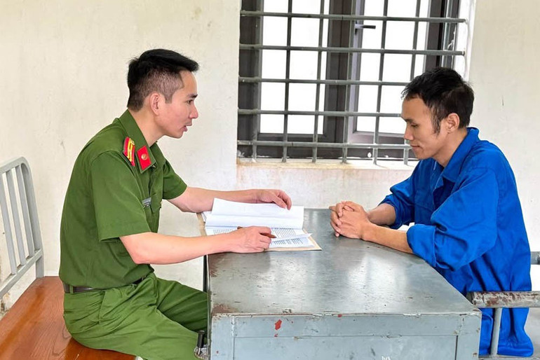 Đối tượng Trần Ngọc Bình tại cơ quan điều tra. 28.jpg
