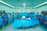 Ê-kíp phẫu thuật bày tỏ sự tri ân đối với người hiến tạng vì cộng đồng. (Ảnh: Bệnh viện cung cấp)