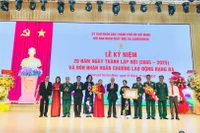 Nguyên Chủ tịch nước Nguyễn Minh Triết trao Huân chương Lao động hạng Ba cho Hội nạn nhân chất độc da cam/dioxin Thành phố Hồ Chí Minh.