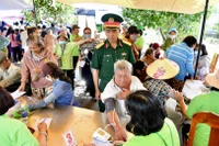 Khám sức khỏe cho người dân ở xã Cần Giờ. (Ảnh: HỮU TÂN).