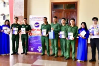 Hạ sĩ quan và binh sĩ trực tiếp tìm hiểu cơ hội việc làm với đơn vị tuyển dụng. (Ảnh: CTV)