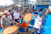 Lực lượng chức năng kiểm tra trên khoang tàu. (Ảnh: CTV)