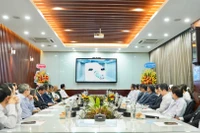 Các chuyên gia y tế theo dõi ứng dụng của hệ thống mới.