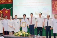 Bác sĩ Võ Thái Trung nhận thư khen của Bí thư Thành ủy Thành phố Hồ Chí Minh. (Ảnh: Bệnh viện cung cấp)
