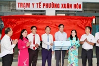 Đại biểu bấm nút đưa Trạm y tế Xuân Hòa vào hoạt động. 